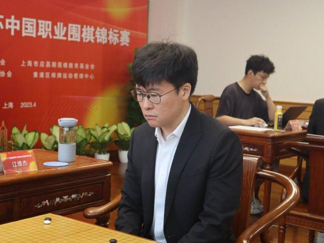想到啥，谭氏从身旁一只包袱卷里拿出一个桃来，朝杨若晴这晃了晃。